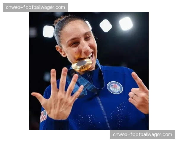 瞬间聚焦：戴安娜·陶乐西指导年轻球员训练，传承火炬