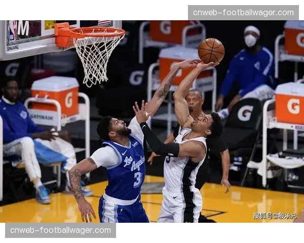 阿门·汤普森对阵湖人场均23.7分10板4.7助，真实命中率63.6%